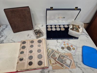 beaucoup de pièces et un livre posés sur une table