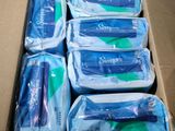 des boîtes remplies de brosses à dents et de dentifrice posées sur une table