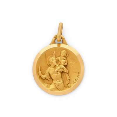 une médaille d'or représentant la Vierge à l'Enfant