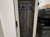 une armoire dans laquelle se trouvent tout un tas de câbles