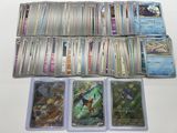 un lot de cartes posées sur une table