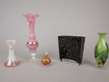trois vases et un petit vase sur la table