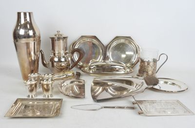 beaucoup d'objets en argent qui se trouvent sur la table