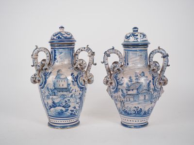 une paire de vases bleus et blancs sur fond blanc
