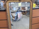 un miroir posé sur le sol d'une pièce