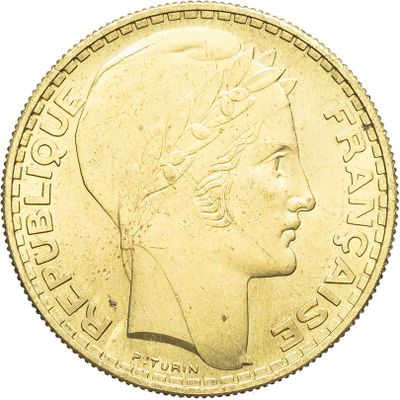 une image d'un gros plan d'une pièce d'or avec une tête de femme