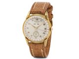 gros plan d'une montre sur fond blanc avec un bracelet marron