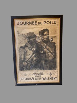 affiche encadrée représentant un soldat et un autre soldat devant un bâtiment