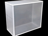 une boîte en plastique transparent avec un couvercle, sur fond noir