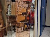 un grand miroir au milieu d'une pièce