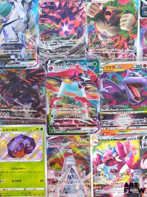 plusieurs types de cartes pokemon sur la table