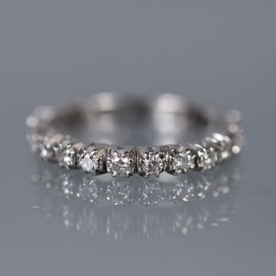 une alliance en or blanc sertie de cinq diamants ronds
