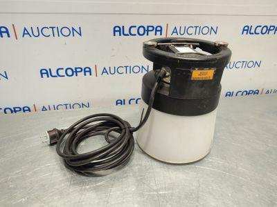 un aspirateur noir et blanc auquel est attaché un cordon