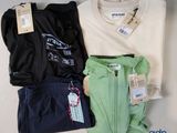 Trois paires de vêtements pour homme sont exposées dans un magasin.