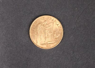 l'image d'une pièce d'or sur une surface noire