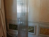 un grand vase en verre posé sur un parquet en bois massif