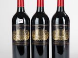trois bouteilles de vin rouge posées côte à côte sur une table