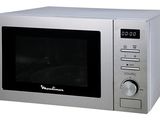 four à micro-ondes argenté avec commandes électroniques sur fond blanc