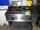 une cuisinière sale dans une cuisine sale, à côté d'une poubelle