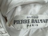 a picture of a white jacket with a label on it