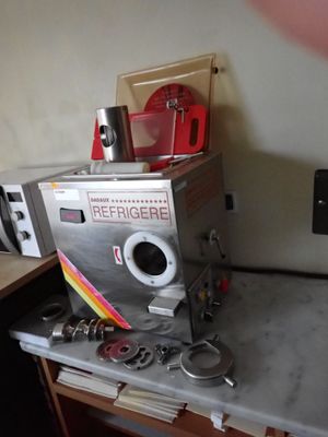 quelqu'un prend une photo d'un plan de travail de cuisine sur lequel est posé un appareil photo