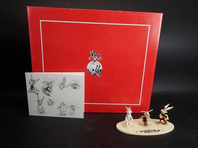 une boîte rouge sur laquelle se trouvent une petite figurine et une carte