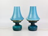 deux lampes en verre bleu posées sur une table