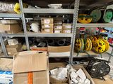 de nombreuses boîtes contenant des articles variés sur les étagères