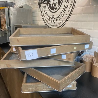 une pile de cartons posée sur un comptoir