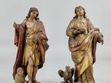 paire de figurines en bois sculpté représentant un homme et une femme accompagnés d'un chien