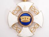 une image représentant une croix surmontée d'une couronne