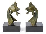 une paire de sculptures de poissons en bronze posées sur des socles en marbre noir