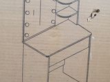 une boîte en carton sur laquelle est dessiné un bureau et une chaise