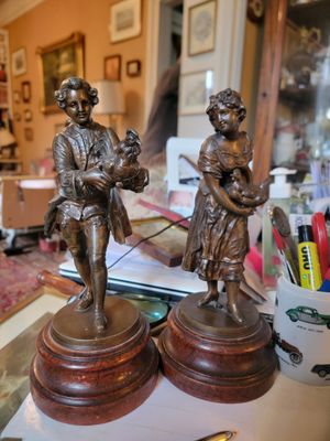 Paire de statuettes en régule à patine brune représentant un…