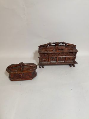 une petite boîte en bois et une petite boîte en bois