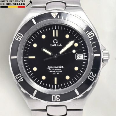 une image représentant une montre avec un cadran noir et une trotteuse jaune