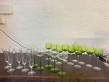 plusieurs verres à vin posés sur une table, avec un pied vert