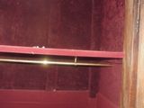 des toilettes dans une petite pièce aux murs rouges