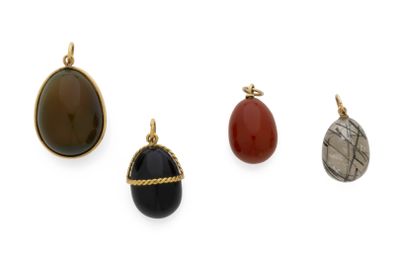 un ensemble de quatre pendentifs de formes et de tailles différentes