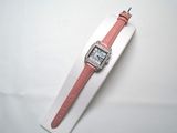 une montre posée sur une boîte blanche