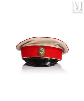 une image représentant un chapeau rouge orné d'un emblème doré