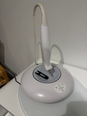 des toilettes blanches avec un couvercle blanc et une poignée noire