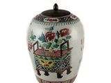 un vase muni d'un couvercle orné de fleurs