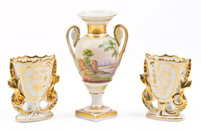 trois vases placés l'un à côté de l'autre
