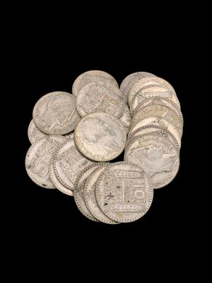 un tas de pièces d'argent sur fond noir