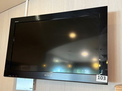 une télévision à écran plat accrochée au mur dans une pièce