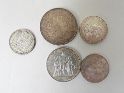 quatre pièces différentes posées les unes à côté des autres sur une table