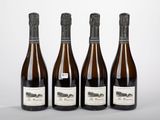 trois bouteilles de vin posées sur une table l'une à côté de l'autre