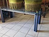 une table en verre sur laquelle sont posées deux plantes en pot