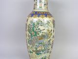 un vase orné d'un dragon posé sur une table